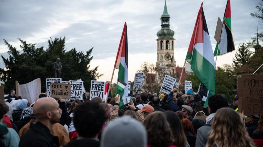 Desítky lidí přišly v podvečer před budovu českého ministerstva zahraničí v Praze vyjádřit nesouhlas s odvetnými kroky v Pásmu Gazy