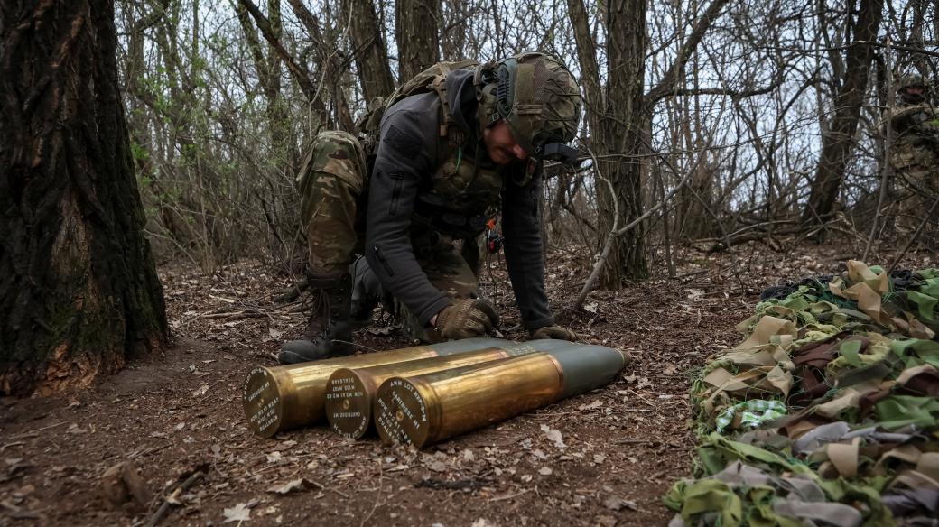 Voják s municí pro houfnici v Doněcké oblasti na Ukrajině