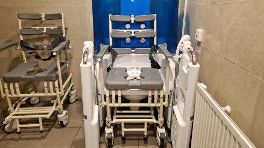 Nové sprchovací křeslo v chotěbořském domově pro seniory Senecura