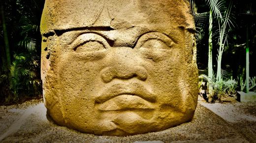 Hlava z La Venty, asi nejznámější plastika mezoamerické civilizace Olméků