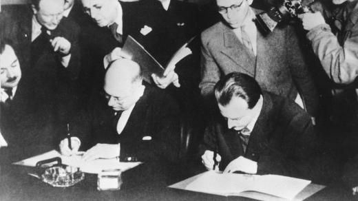 Dohoda o investicích mezi Jugoslávií a Československem v roce 1947. Sedící zleva: Nikola Petrovič, jugoslávský ministr zahraničního obchodu, Evžen Löbl (při podpisu) a Vonislav Sozentič, zástupce ministra zahraničí (při podpisu)