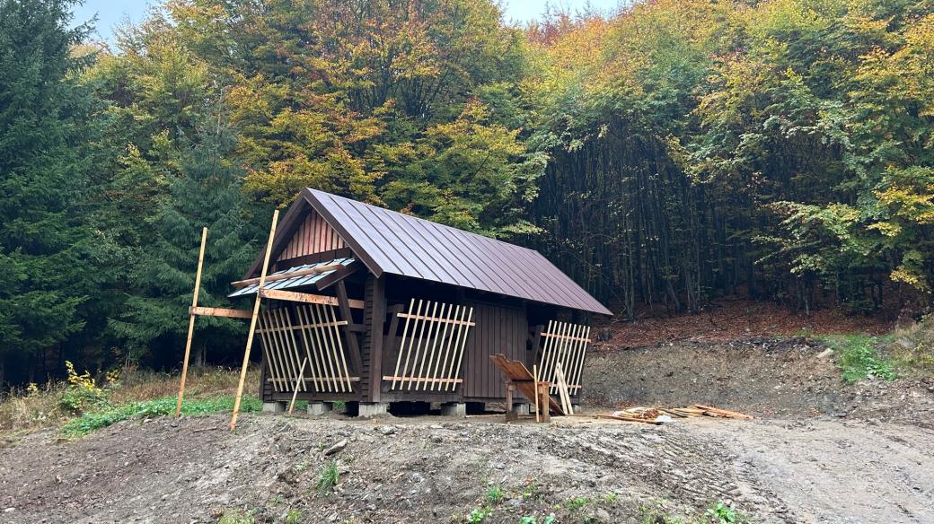 Nastal nejvyšší čas nachystat přezimovací obůrky pro jelení zvěř