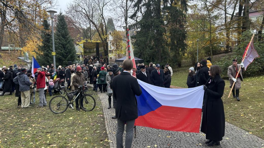 Vzpomínková akce na 17. listopad v Liberci se tradičně konala u Památníku obětem komunismu v parku v Jablonecké ulici