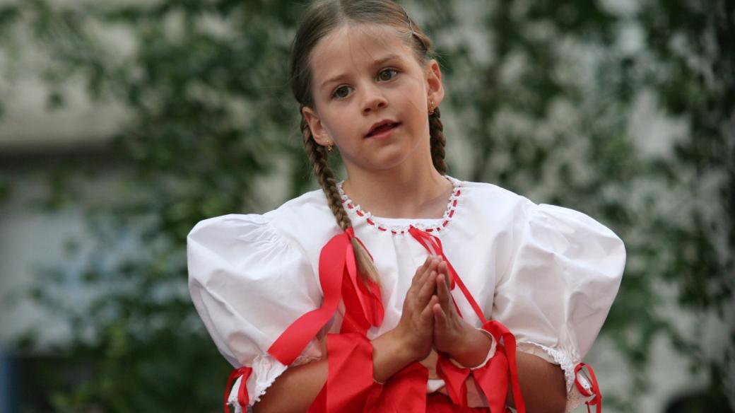 Malá tanečnice dětského folklorního souboru Jiskřička, Plzeň 