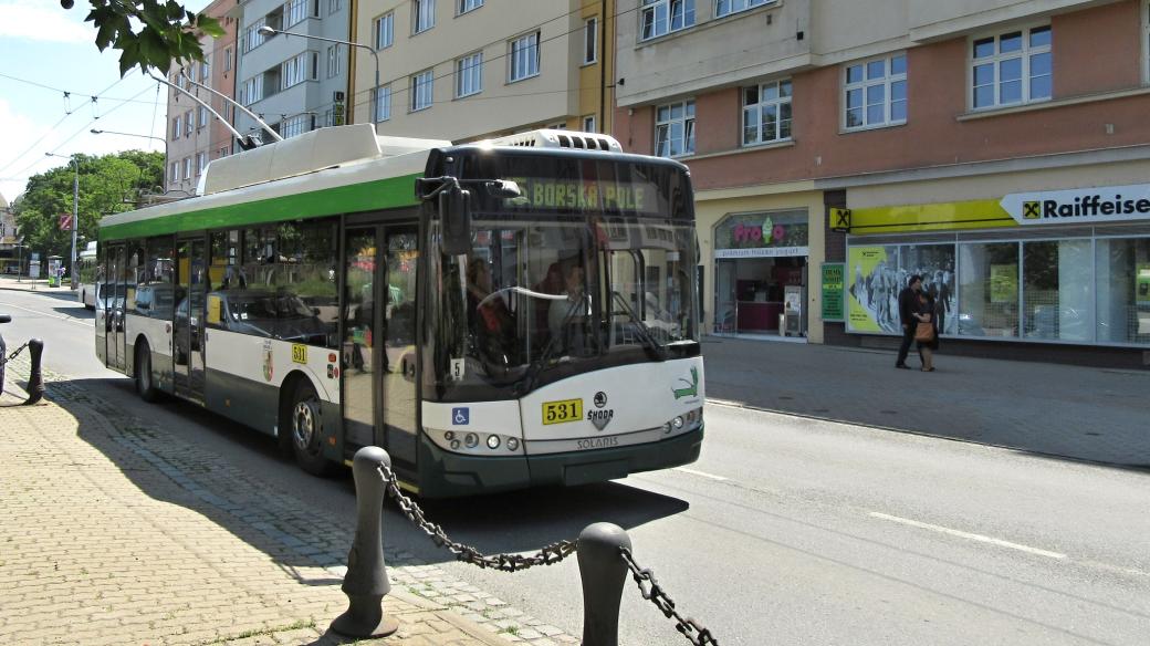 Trolejbus linky 15 na Americké třídě. Za chvíli bude u Škodovky a pak na Borských polích