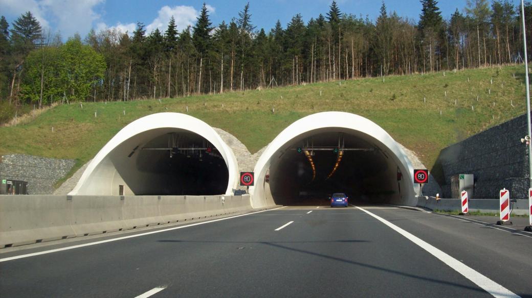 Západní portál tunelu Valík na dálnici D5, nedaleko Plzně