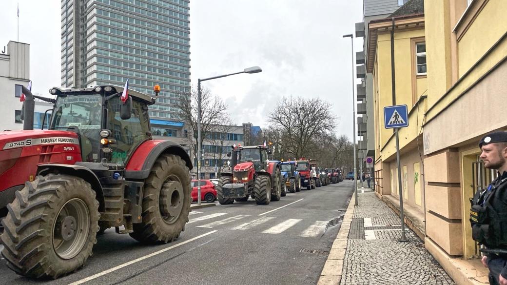 Protestní jízda zemědělců přek Krajským úřadem Libereckého kraje 8. února 2024