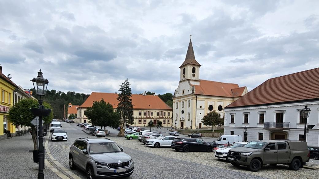 Radnice v Náměšti nad Oslavou chce, aby výhled na památky neblokovala zaparkovaná auta