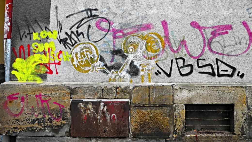 Pracovníci technických služeb Hradec Králové se teď častěji potýkají s odstraňováním graffiti