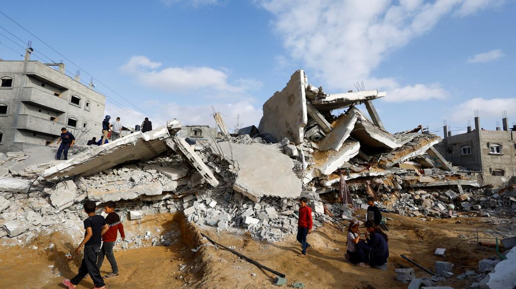 Děti mezi troskami po útoku v Rafahu na jihu pásma Gazy