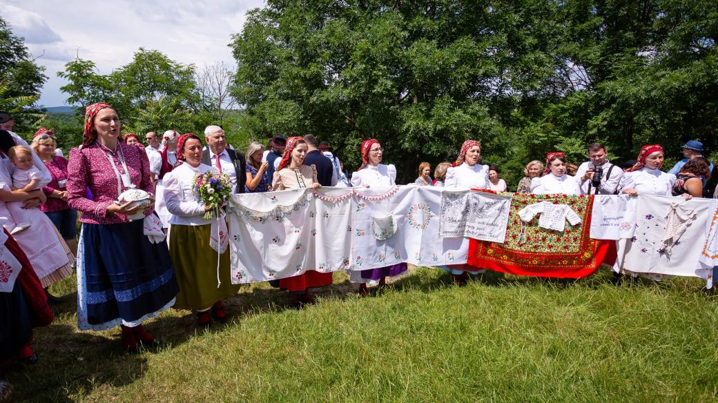 Újezdská Rozmarýna dělá lidový zvyk zalikování svatebčanů, Dolní Kounice