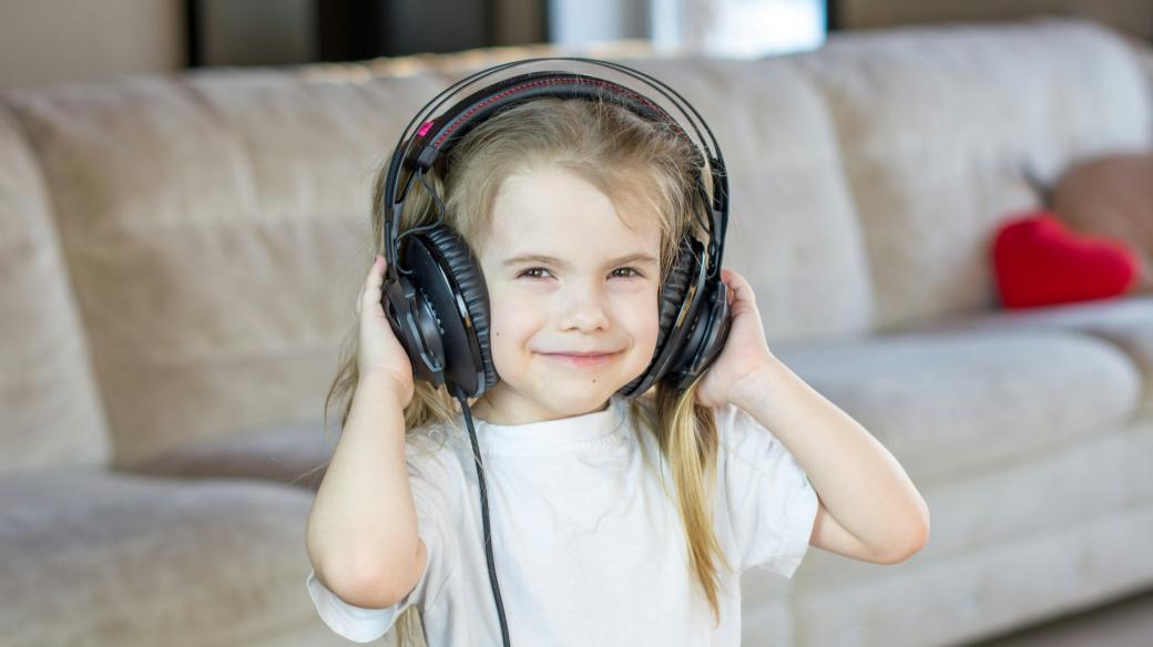 Dívka poslouchající hudbu, sluchátka, dítě