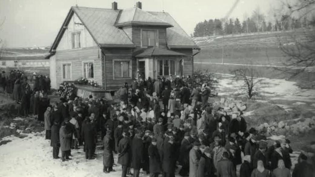 Pohřeb Josefa Hrabáčka z jeho nového domku ve Výprachticích