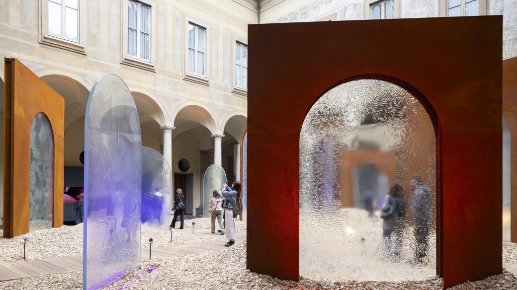 FuoriSalone 2024 | Výstava Re/Creation společnosti Lasvit s instalací Maxi z taveného skla s názvem Porta, kterou navrhl umělecký ředitel Maxime Velcovsky na nádvoří Palazzo Isimbardi