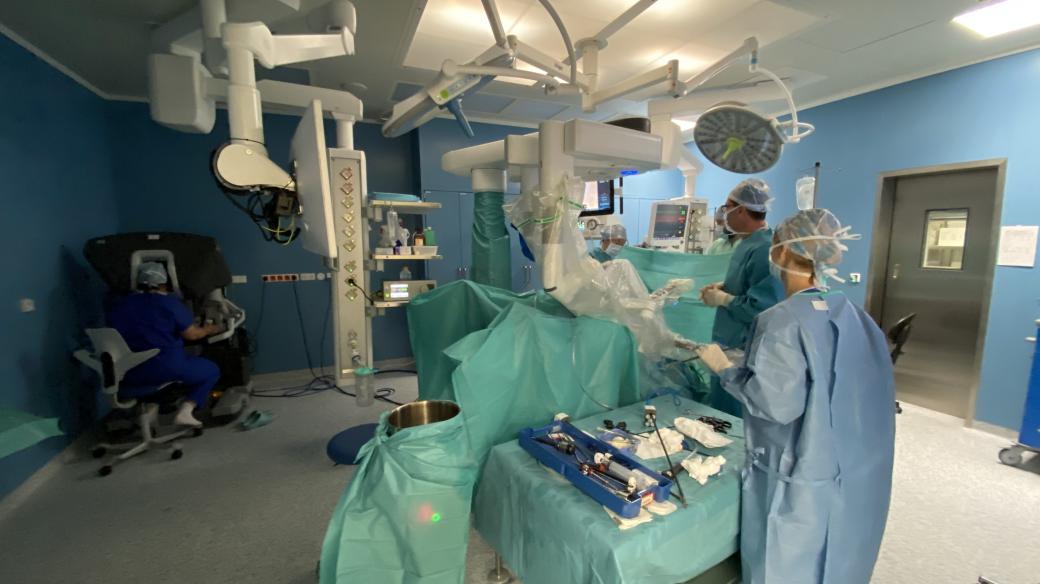Operace s využitím chirurgického robota v Thomayerově nemocnici v Praze