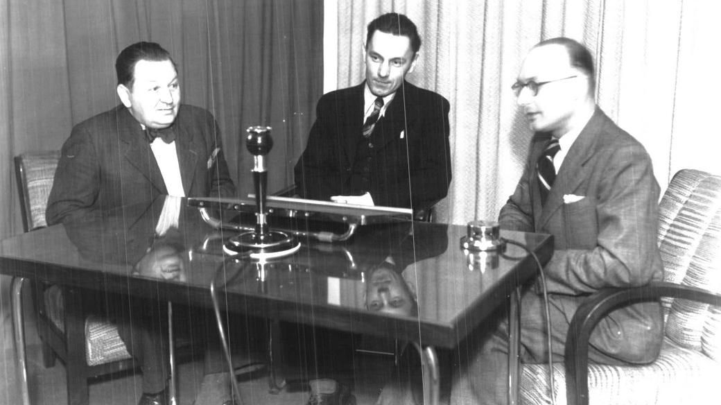 Rozhovor s kopytářem Jelínkem (zřejmě uprostřed, 17. 5. 1939)