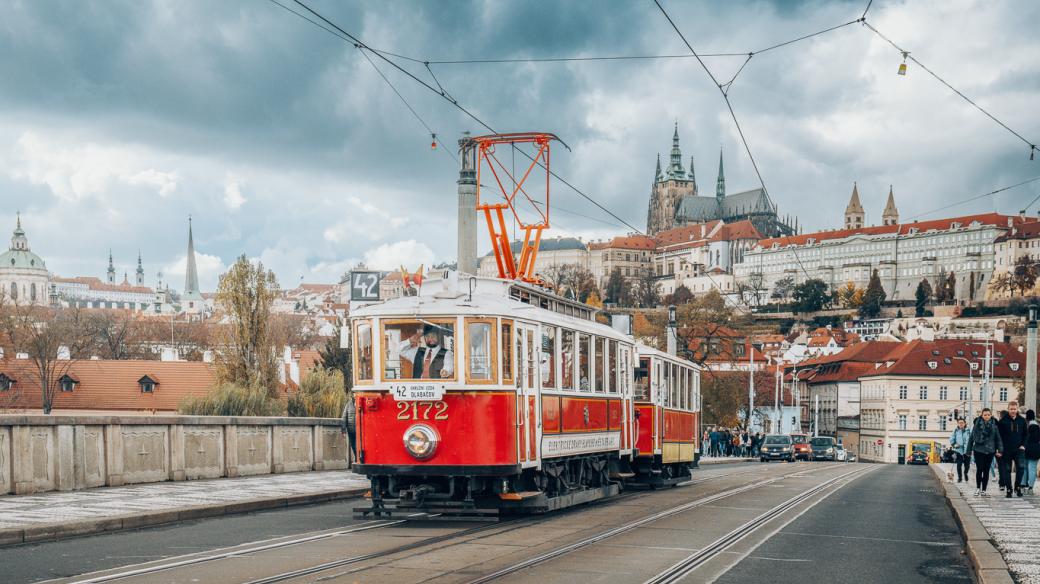 Tramvajová linka č. 42, v pozadí Pražský hrad