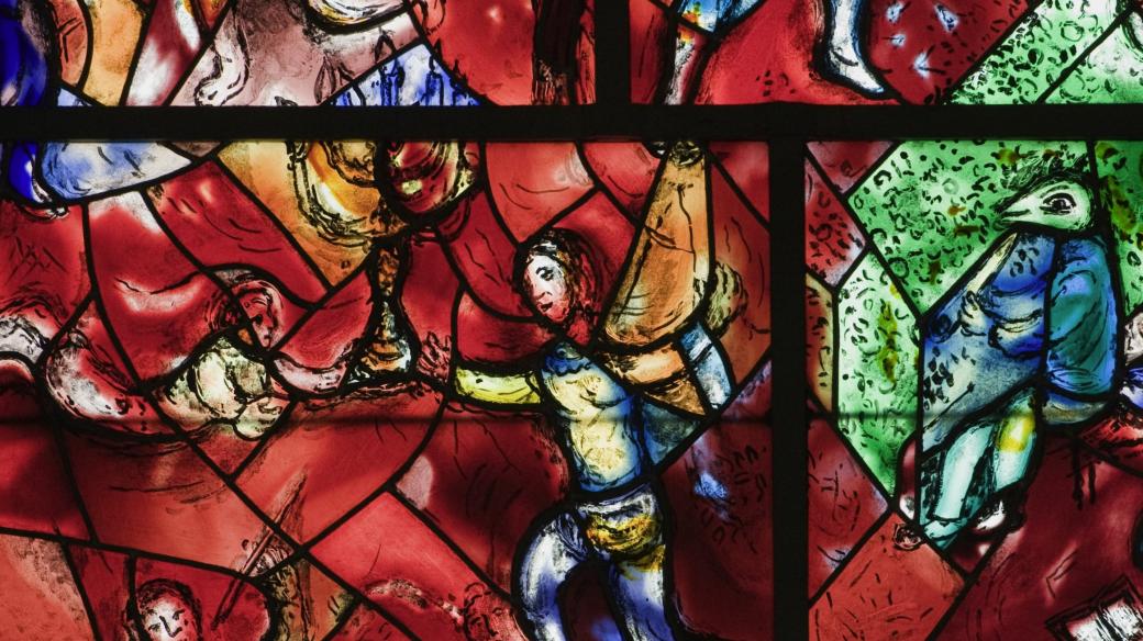 Vitrážové okno v katedrále v anglickém Chichestru. Autorem vitráže je Marc Chagall