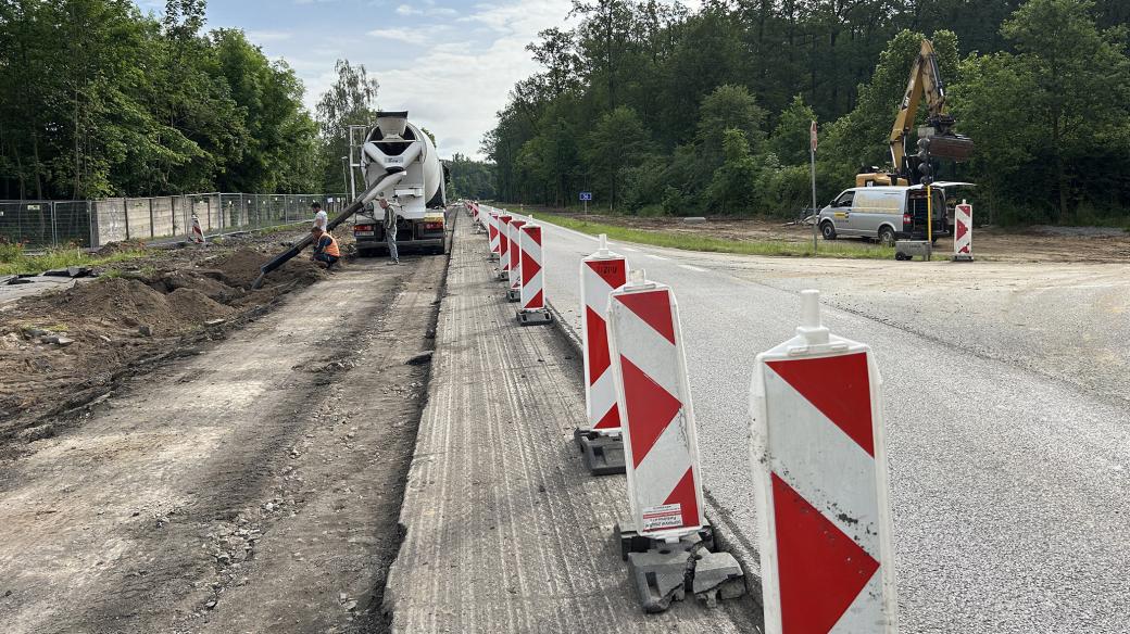 Silničáři budují novou okružní křižovatku mezi Pardubicemi a Sezemicemi