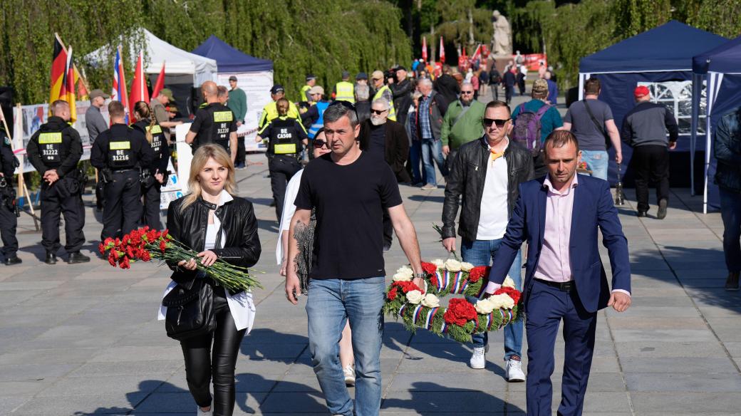 Příslušníci ruské menšiny si v berlínském Treptow parku připomínají 9. května konec války