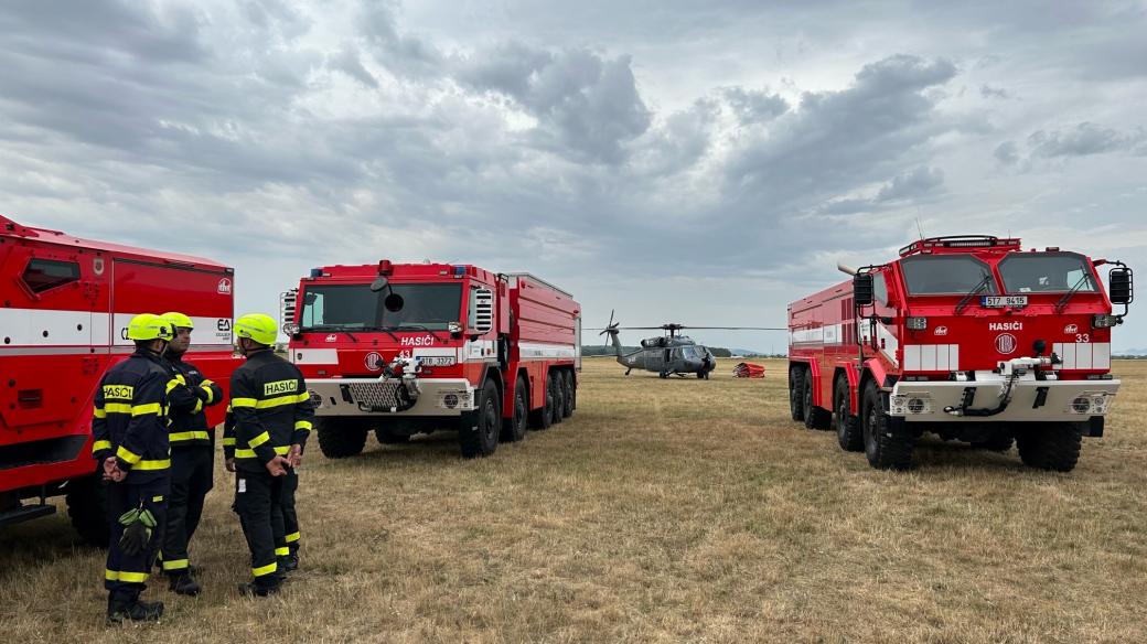 Hasiči v Roudnici nad Labem představili dva vrtulníky typu Black Hawk