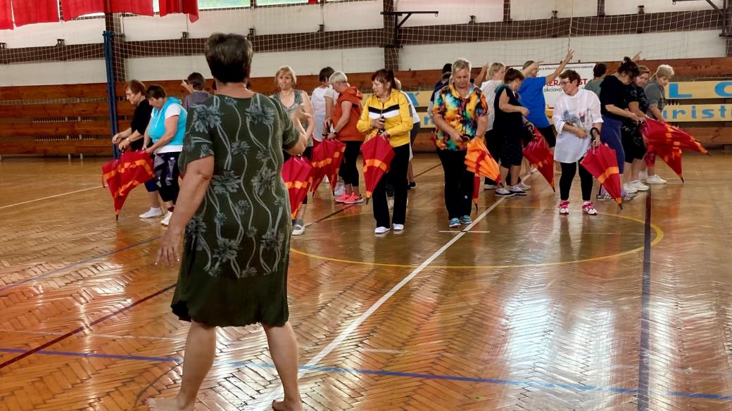 Seniorky z Mostecka dojíždějí cvičit na XVII. Všesokolský slet do tělocvičny v Obrnicích