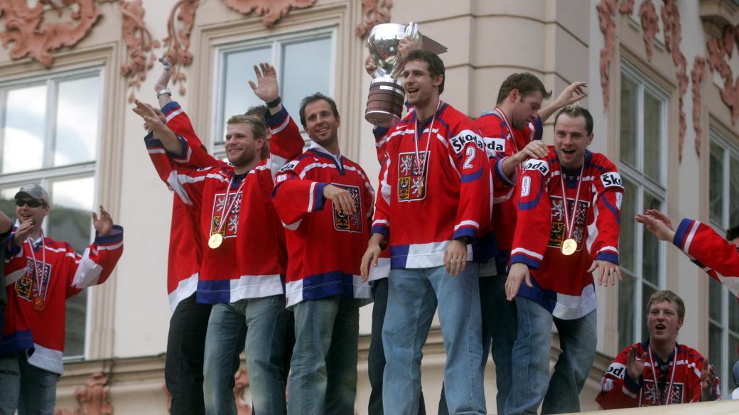 Čeští hokejisté slavící triumf na mistrovství světa 2005 z Vídně