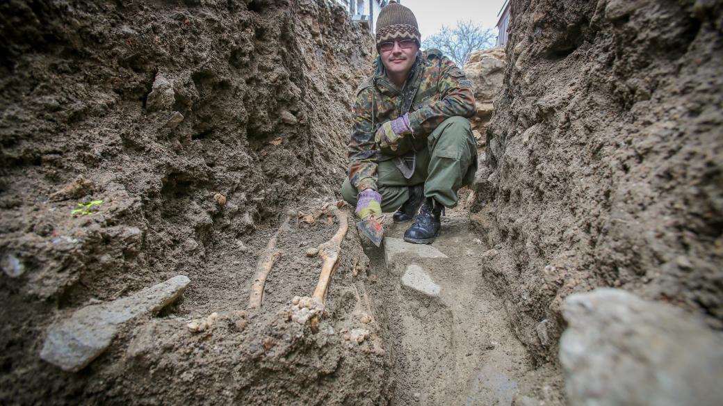 V Klášterní ulici v Sezimově Ústí našli původní zdi dominikánského kláštera ze 13. století, včetně kostela a hřbitova. Archeolog Jiří Bumerle z Husitského muzea odhalil kostry