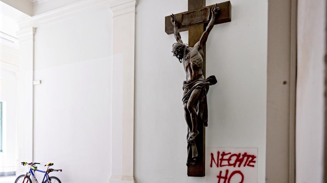 Plastika Krista na kříži od Josefa Václava Myslbeka, která se nachází na chodbě pražské AVU