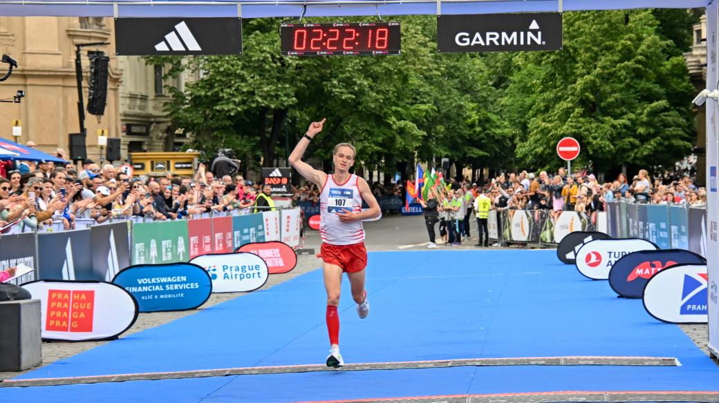 Vítězný Martin Edlman v cíli Pražského maratonu