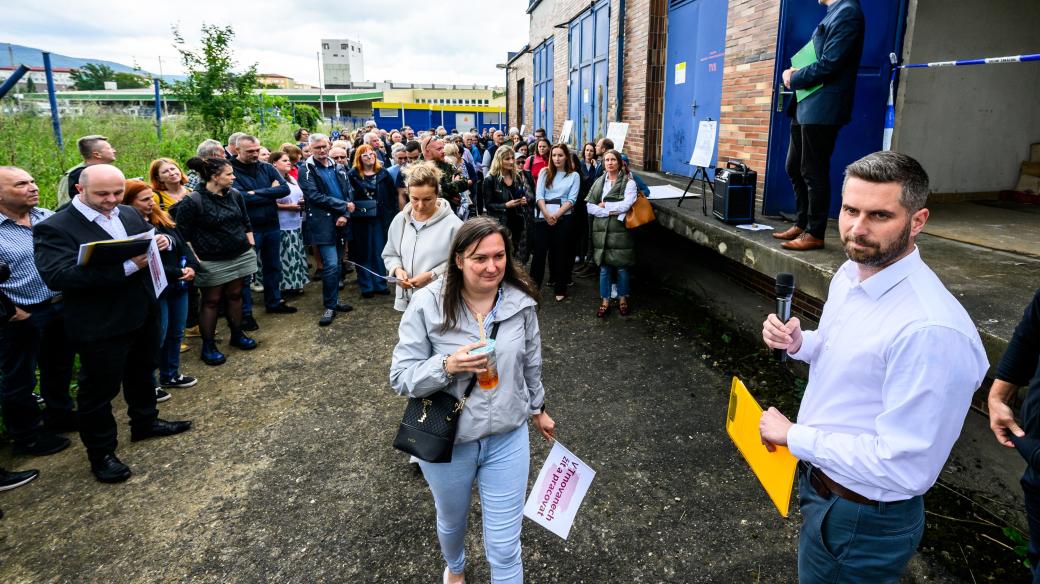 Primátor Teplic Jiří Štábl (ANO) (vpravo) diskutuje s občany před bývalou měnírnou ve čtvrti Trnovany, kterou chce město přestavět na zázemí pro sociální služby