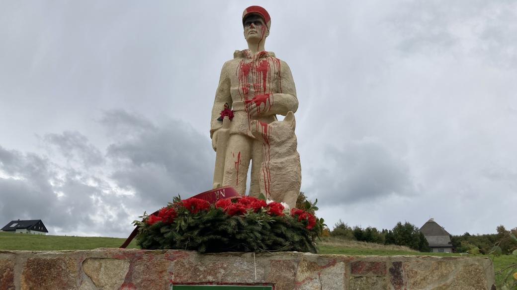 Sochu pohraničníka na pozemku Klubu českého pohraničí nedávno někdo poničil