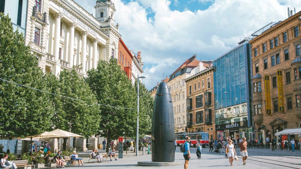 Od roku 2010 se na náměstí Svobody tyčí zvláštní časomíra. Je vysoká 6 metrů, vyrobená z černé leštěné žuly, dovezené až z Jihoafrické republiky, a svým tvarem připomíná gigantický náboj. Dílo autorů Oldřicha Rujbra a Petra Kameníka