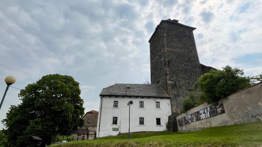 Gotická hranolová věž z 13. století slouží dnes jako rozhledna