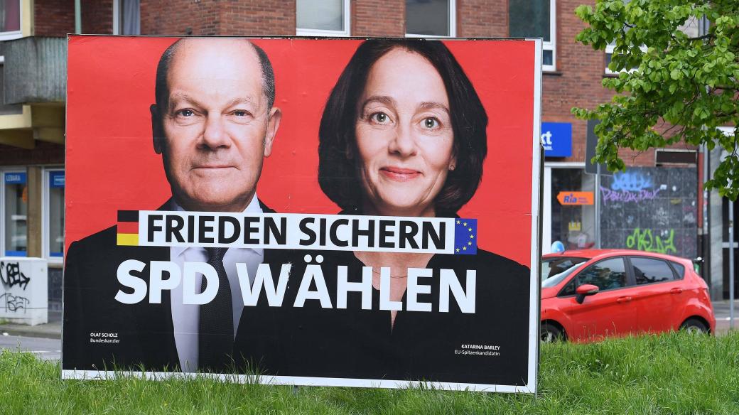 Olaf Scholz a Katerina Barleyová na předvolebním billboardu německé SPD