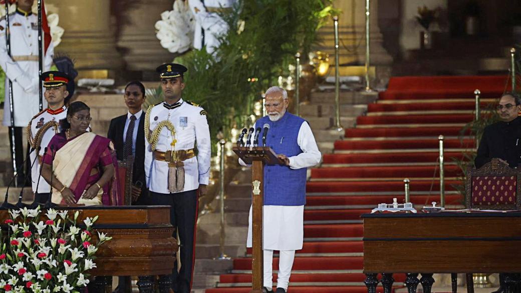 Módí se  během ceremoniálu zavázal chránit indickou ústavu