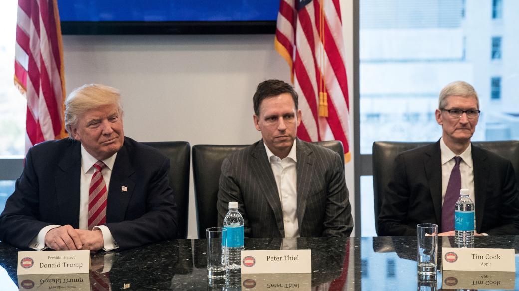 Zleva Donald Trump, podnikatel Peter Thiel a Tim Cook, generální ředitel společnosti Apple