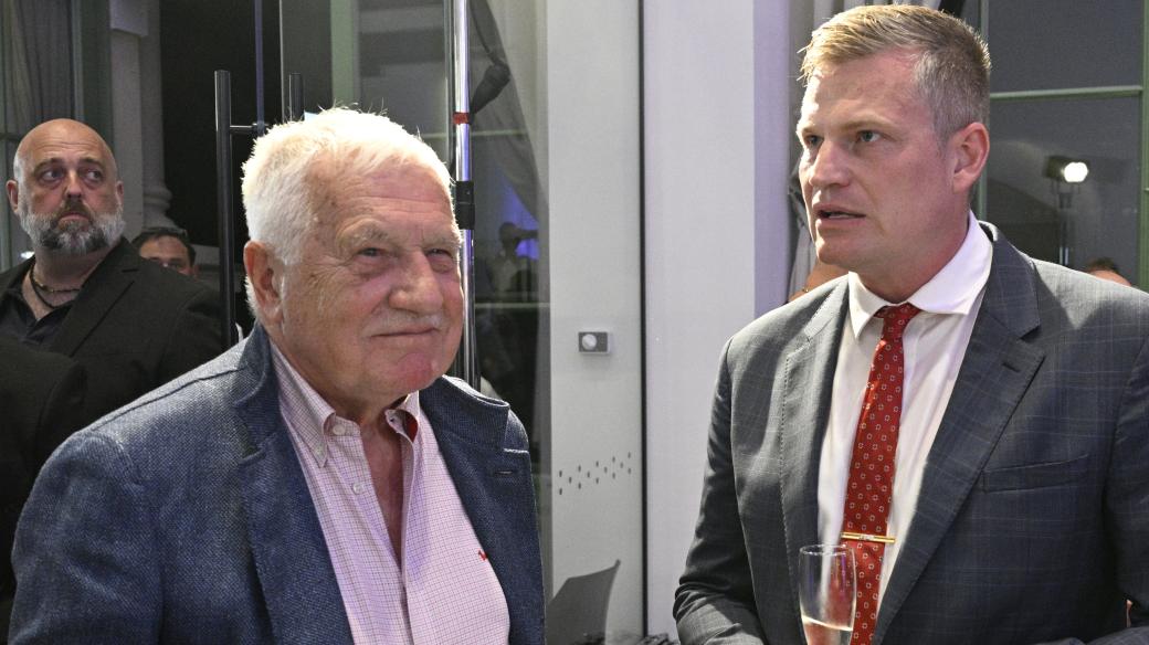 Zleva bývalý prezident Václav Klaus a lídr kandidátky koalice Přísaha a Motoristé Filip Turek ve volebním štábu