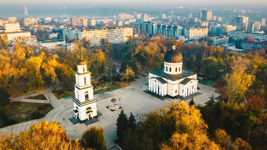 Kišiněv, Moldavsko (Above Chisinau at sunset. Chisinau is the capital city of Republic of Moldova)