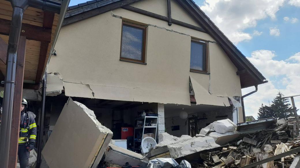 Hasiči už znají příčinu výbuchu rodinného domu v Šonově u Nového Města nad Metují na Náchodsku