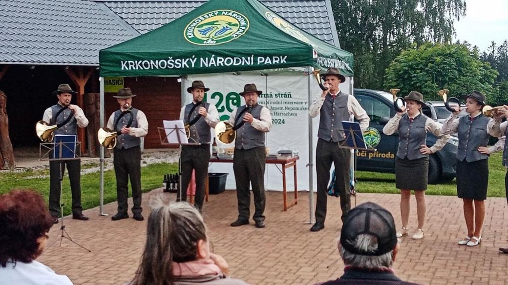 Šest letošních sousedských setkání ze seriálu Troubení u kapliček zahájila Správa KRNAP na Benecku