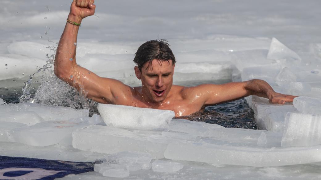 David Vencl uplaval v zatopeném lomu Vápenka 81 metrů pod ledem a zapsal se tak do Guinnessovy knihy rekordů