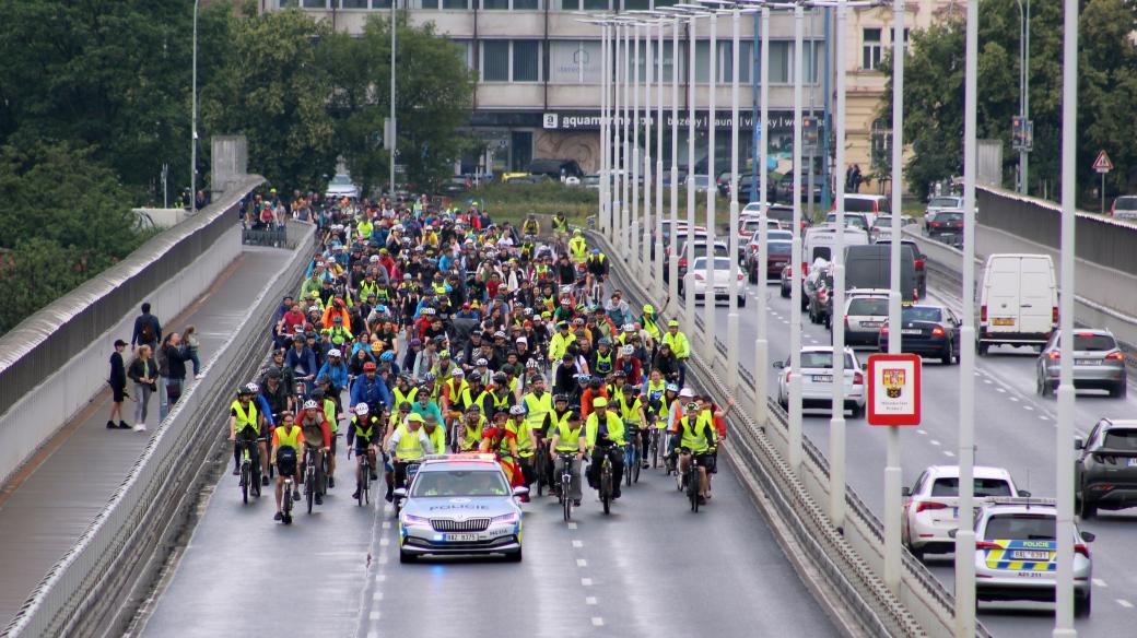 Cyklisté na Nuselském mostě během Světové cyklojízdy 2. června 2024 v Praze.