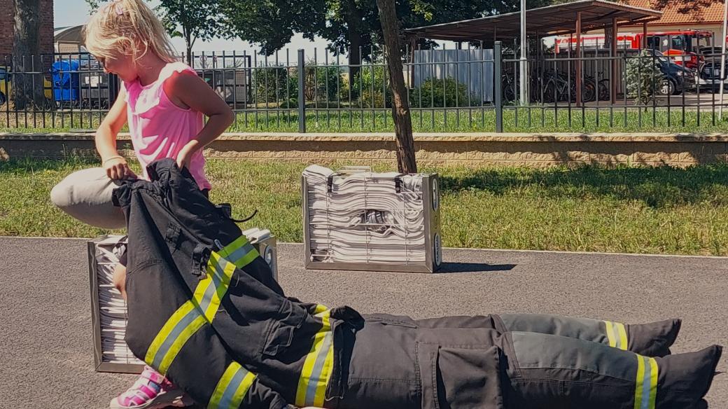 Nejlepší hasička přežívá - V Základní a mateřské škole v Chomuticích představili svou práci záchranáři, hasiči a dálniční policisté