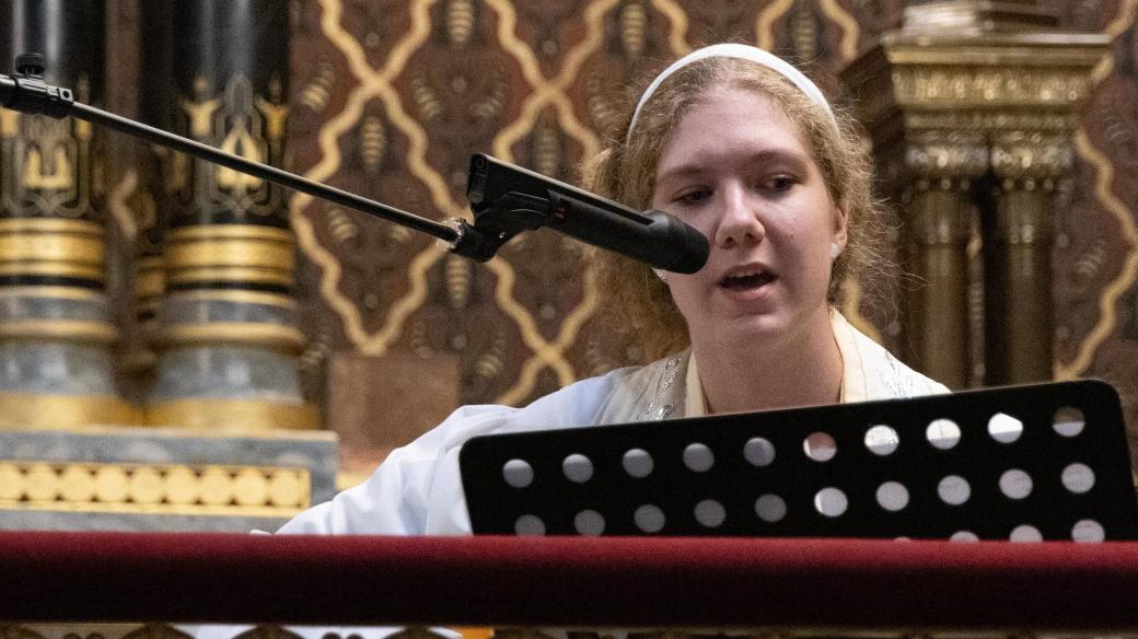 Rabínská studentka Klára Kopytková ve Španělské synagoze