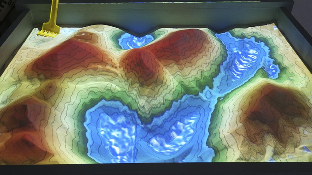Muzeum map Zlín, interaktivní pískový model krajiny