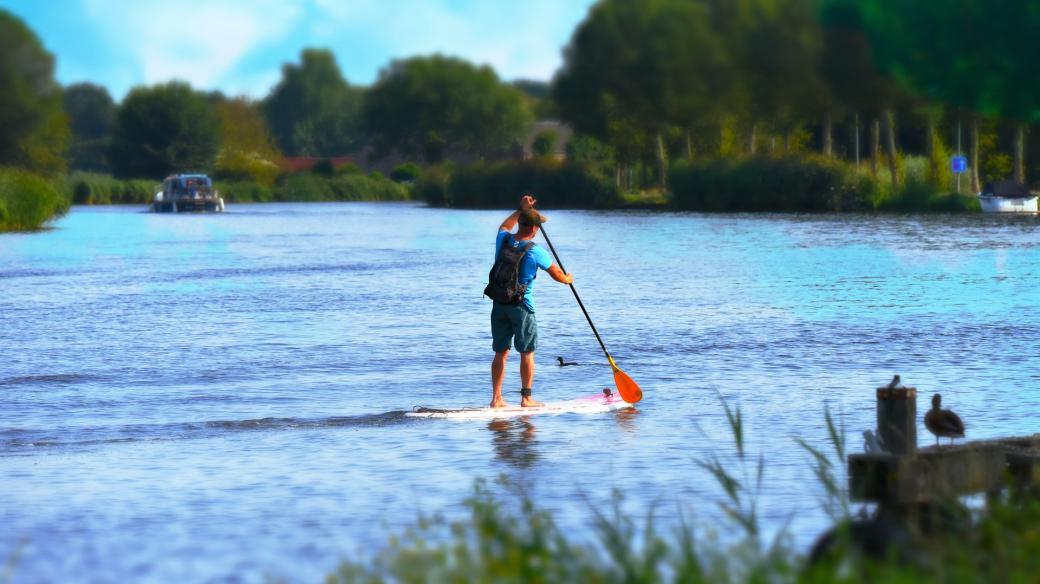 Paddleboarding zažívá v letošní letní sezóně opravdový rozkvět (ilustrační foto)