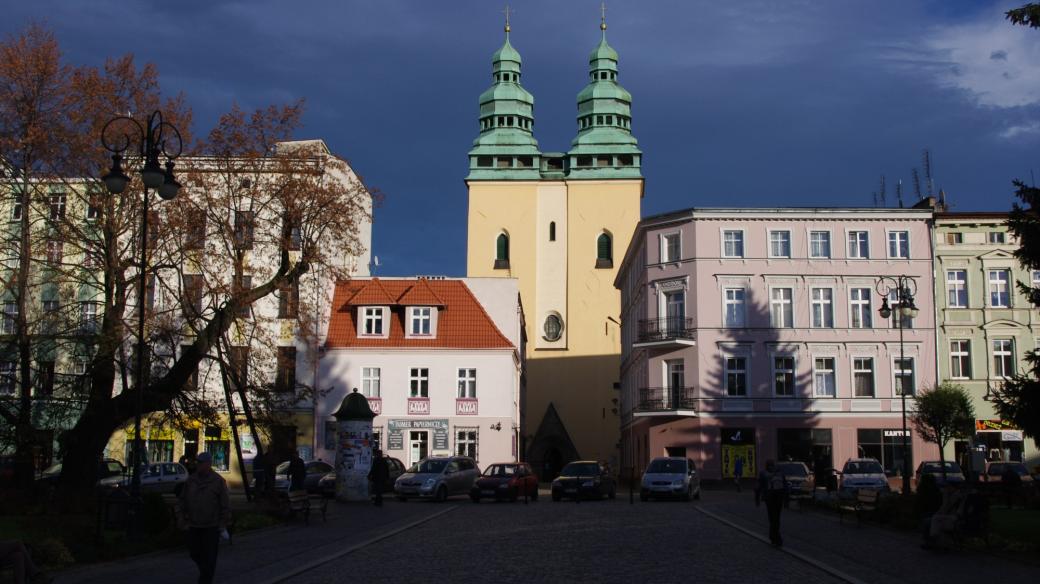 Průčelí kostela z glucholazkého náměstí