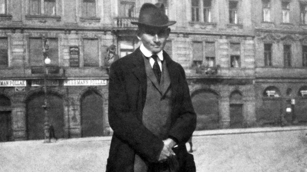 Spisovatel Franz Kafka na Staroměstském náměstí v letech 1920–21