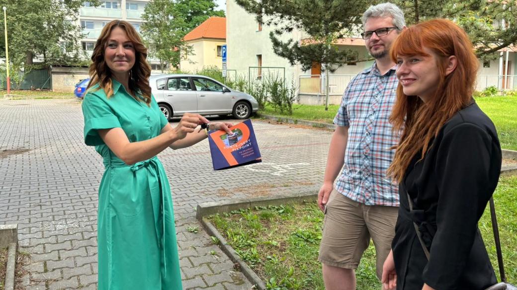 Klíčky od schránky s malým kulatým otvorem dnes převzala organizace Magdaléna